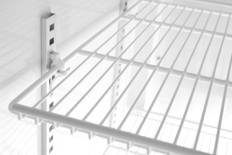 Eintüriger Kühlschrank mit hinterer Bar und hinterleuchteter Blende,