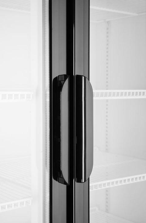 Rückwandkühlschrank mit hinterleuchteter Blende, zweitürig