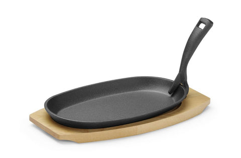Gusseisenplatte mit Holzunterlage und Griff
