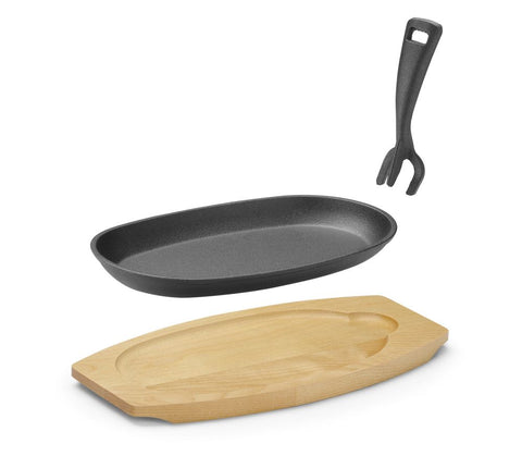 Gusseisenplatte mit Holzunterlage und Griff