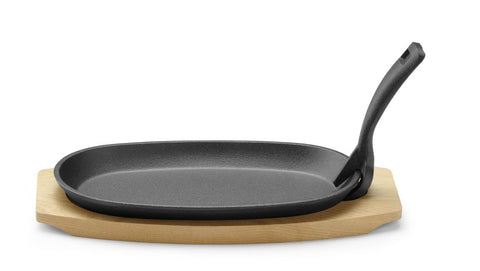 Gusseisenplatte mit Holzunterlage und Griff