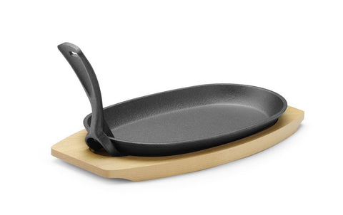 Gusseisenplatte mit Holzunterlage und Griff